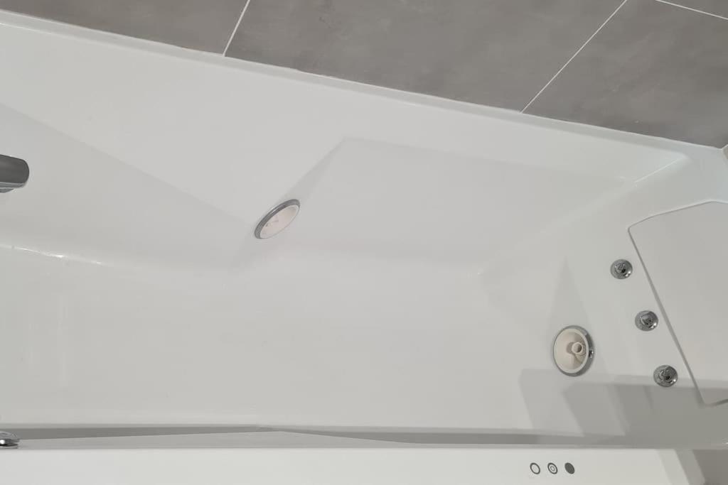 Charmant Logement Avec Jacuzzi マント・ラ・ジョリー エクステリア 写真