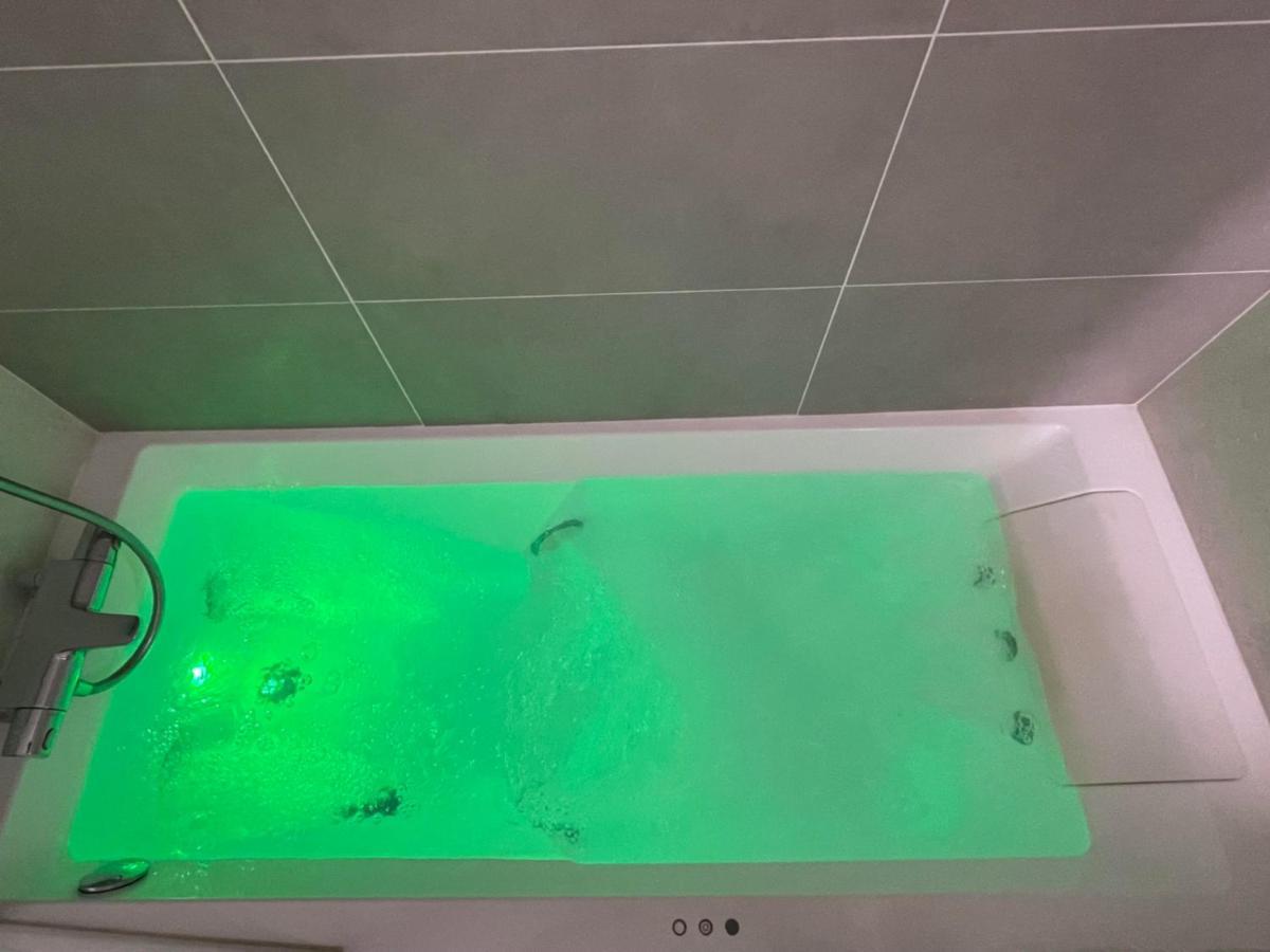 Charmant Logement Avec Jacuzzi マント・ラ・ジョリー エクステリア 写真
